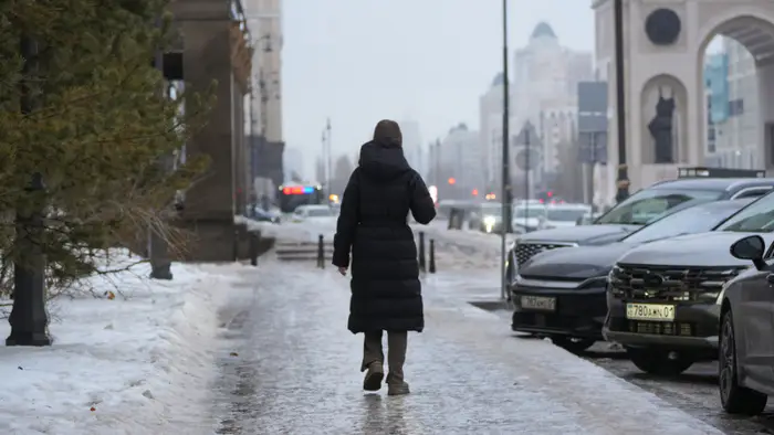 Астана: Снег и лёд — не враги, а друзья? Депутат предложил новый взгляд на зимнюю уборку тротуаров Уральске