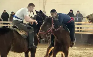 В Карагандинской области прошёл турнир по аударыспаку с участием около 100 батыров-всадников.