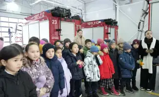 Спасатели МЧС Казахстана обучают детей основам безопасности и первой помощи через уроки и дни открытых дверей