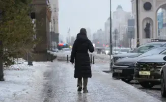 Астана: Снег и лёд — не враги, а друзья? Депутат предложил новый взгляд на зимнюю уборку тротуаров