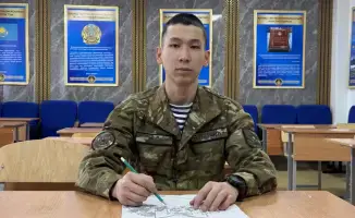 Матрос морской пехоты создает картины о героях Казахстана