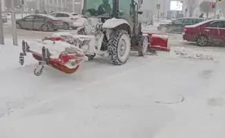 Астана mobilizes over 3,000 workers and 1,700 units of equipment for ongoing snow removal amid severe winter weather.
