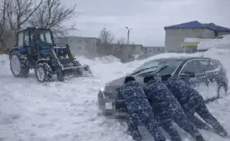 Помощь сотрудников женской колонии УИС Абай жителю Павлодара в снежной ловушке