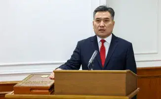 Новый министр труда и социальной защиты населения Аскарбек Ертаев принёс присягу на Конституции и был официально представлен членам правительства