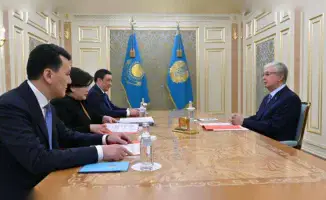 Президент Казахстана Касым-Жомарт Токаев поручил Конституционной комиссии внимательно анализировать предложения граждан по новой Конституции, проведя рабочую встречу с её руководством, сообщает Tengrinews.kz со ссылкой на Акорду.