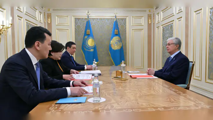 Президент Казахстана Касым-Жомарт Токаев поручил Конституционной комиссии внимательно анализировать предложения граждан по новой Конституции, проведя рабочую встречу с её руководством, сообщает Tengrinews.kz со ссылкой на Акорду. Уральске