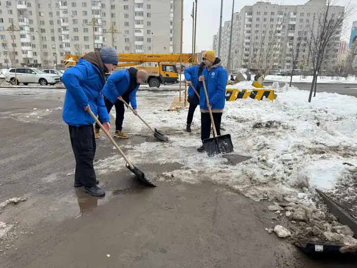 В Астане волонтеры усиливают культуру поддержки через акцию для работников коммунальных служб Уральске