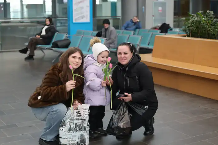 Песни и цветы в пути: легендарный мужской хор Нацгвардии поздравил женщин столицы (5)
