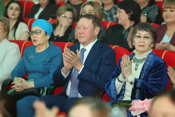 Праздничный концерт в Костанае: поддержка женщин 8 Марта и влияние на общественное настроение Уральске