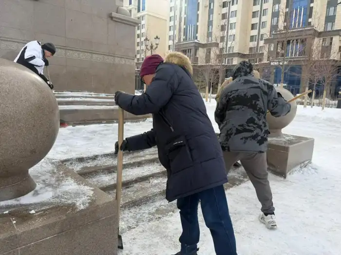 Астана: уборка, как искусство на фоне истории! Уральске