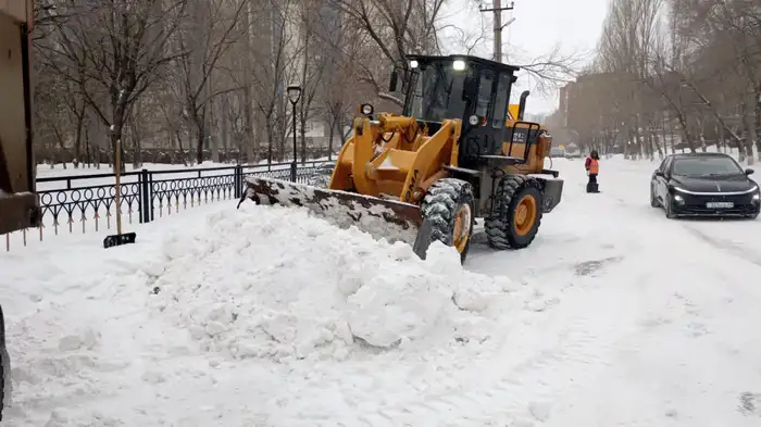 Снег продолжают убирать в Астане Уральске