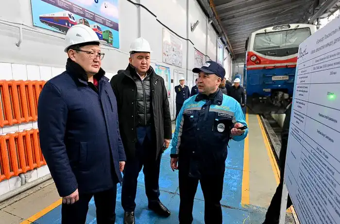 Аким области посетил локомотивное депо в Аягозе Уральске