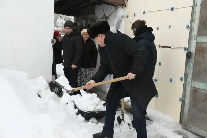 Акция поддержки пожилых людей: уборка снега во дворах пенсионеров в Астане Уральске