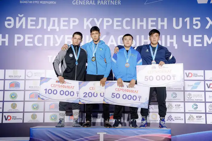 Трое юных борцов из Казахстана завоевали золотые медали на чемпионате страны Уральске