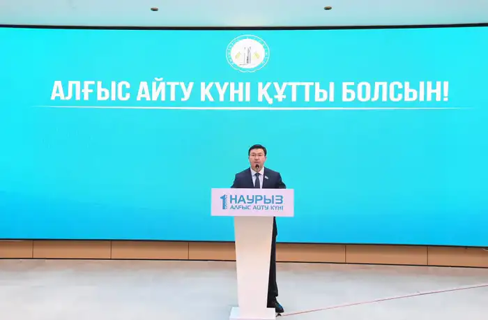 Глава региона наградил работников ряда сфер в честь Дня благодарности Уральске