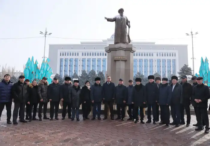 В Таразе состоялась церемония возложения цветов к памятнику Жамбылу Жабаеву Уральске