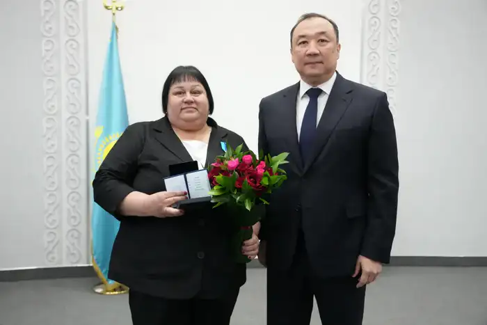 Валентина Ковалжи, начальник ДЭУ-73 ТОО «ҚАЖсервис», удостоена медали «Ерен еңбегі үшін» за профессионализм в дорожной отрасли Уральске