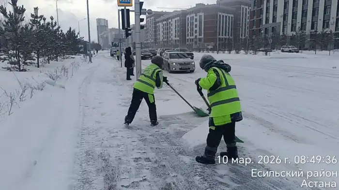 Снегопад в Астане уборка снега спецтехника Уральске