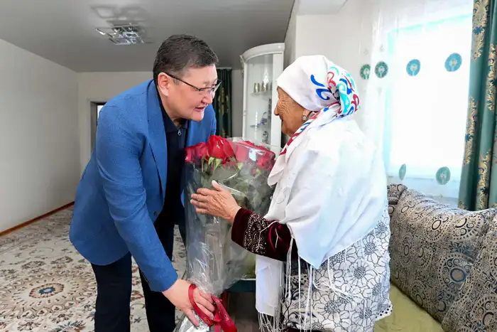 Аким области поздравил 104-летнюю труженицу тыла с Международным женским днем, отмечая её вклад в годы войны Уральске