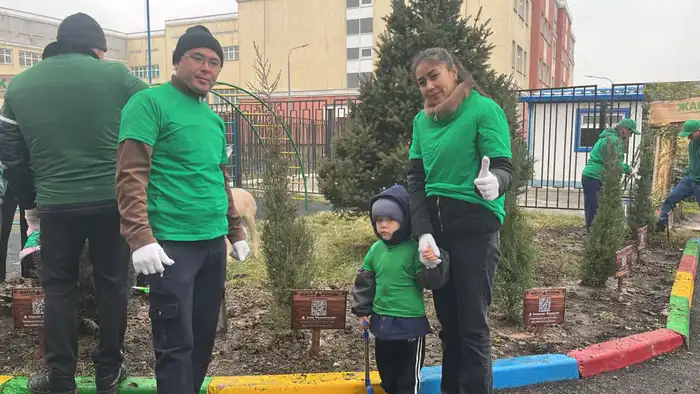 Дети и родители сажают деревья с именами, чтобы украсить будущее Алматы в рамках экоинициативы «Таза Қазақстан» Уральске