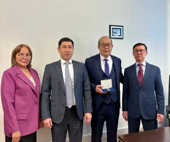 Награждение ветерана финансовой системы медалью Еңбек ардагері в Министерстве финансов Казахстана Уральске