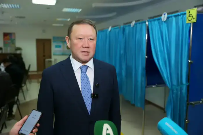 Аким Костанайской области проголосовал на референдуме (7)
