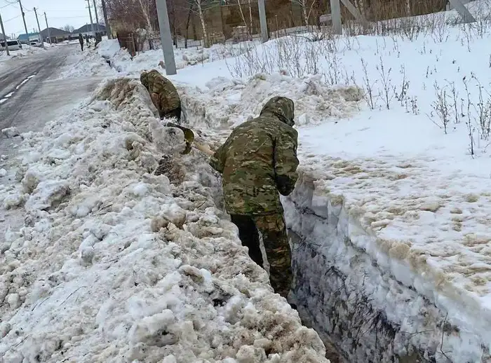 Военнослужащие в Уральске помогают предотвращать подтопления и обеспечивать безопасность жителей в условиях таяния снега Уральске