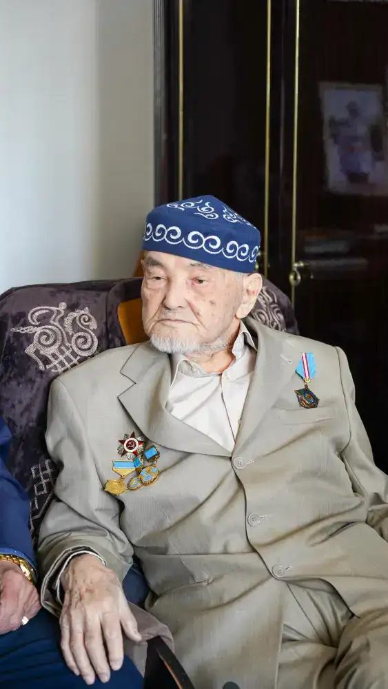 Голосование 102-летнего ветерана Курмата Рахимова на дому Уральске