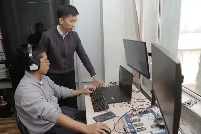 Устройство для преобразования механических колебаний в электрическую энергию для автономных IoT-датчиков Уральске