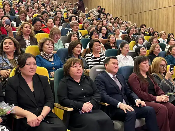 Празднование Международного женского дня в Астане: признание труда педагогов и культурное обогащение Уральске
