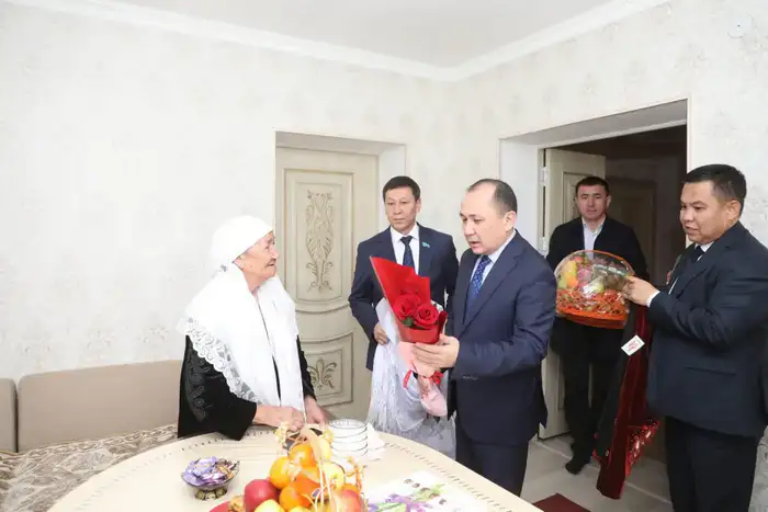Чествование матерей-долгожительниц в Сарыагаше: внимание к традициям и уважение к старшему поколению Уральске