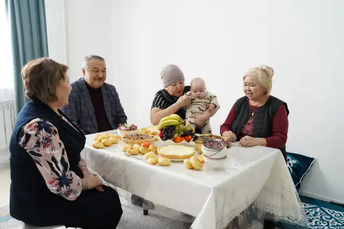 В Кокшетау вручили ключи от 125 квартир очередникам категории СУСН (8)