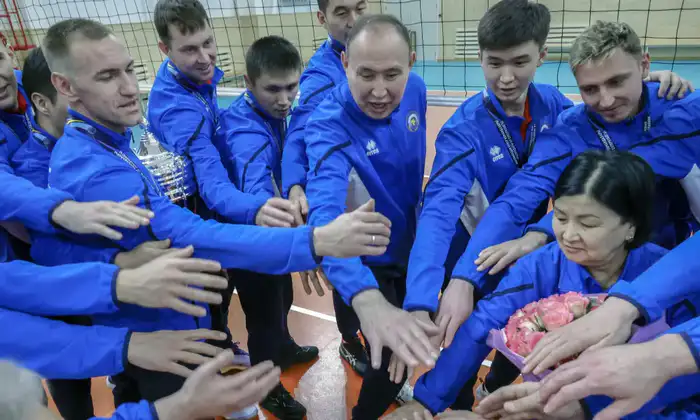 Бейбит Исабаев встретился с волейболистами Жетісу Уральске