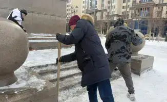 Астана: уборка, как искусство на фоне истории!