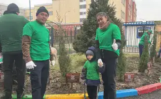 Дети и родители сажают деревья с именами, чтобы украсить будущее Алматы в рамках экоинициативы «Таза Қазақстан»