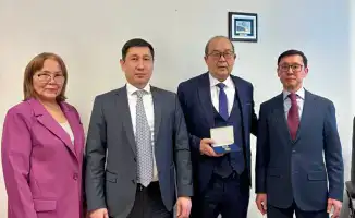 Награждение ветерана финансовой системы медалью Еңбек ардагері в Министерстве финансов Казахстана