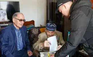 102-летний ветеран Курмат Рахимов проголосовал на референдуме на дому