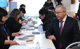 Аким области Жетісу Бейбит Исабаев участвует в референдуме по новой Конституции, подчеркивая важность прозрачности голосования в Казахстане