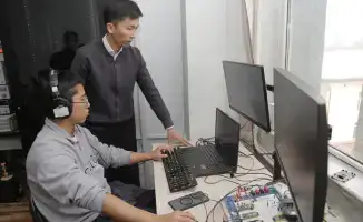 Устройство для преобразования механических колебаний в электрическую энергию для автономных IoT-датчиков