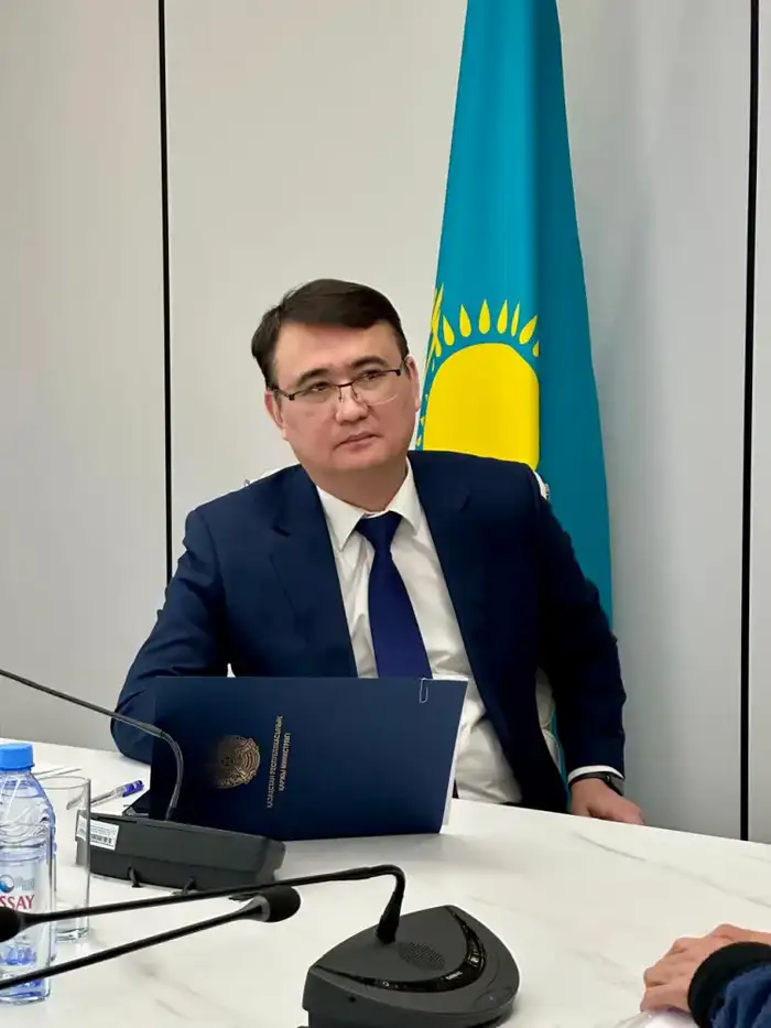 Обсуждение социально-экономических вопросов на приеме граждан у Эрнара Ержанова Уральске