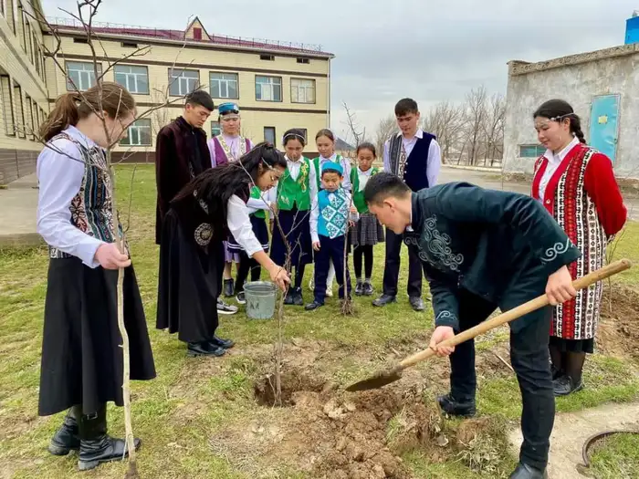 Посадка саженцев в Туркестанской области: шаг к экологической ответственности общества Уральске