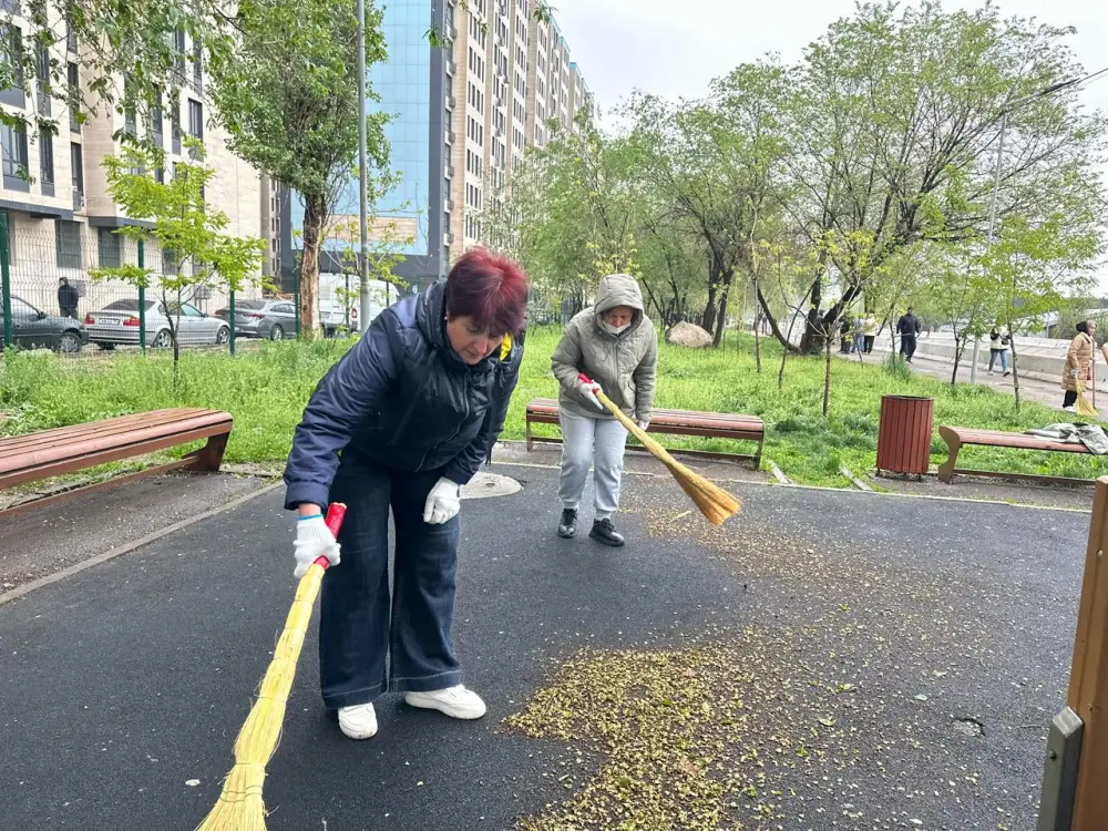 Субботник на улице Карьерной в Алматы Уральске
