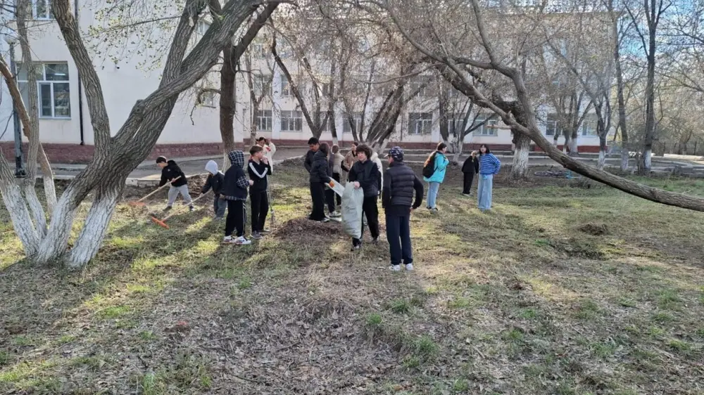 Горожане активно участвуют в экологическом месячнике "Таза Қазақстан" в Астане Уральске