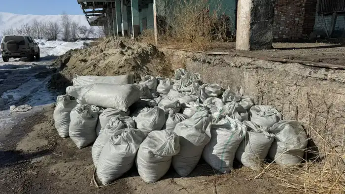 В районе Алтай военнослужащие в целях противодействия паводкам провели очистку каналов (5)