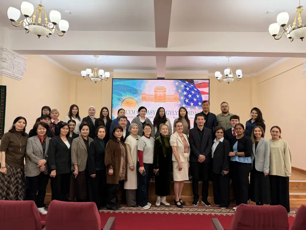 Генеральное консульство США передало фонду «Ғылым ордасы» уникальную коллекцию научных книг (3)