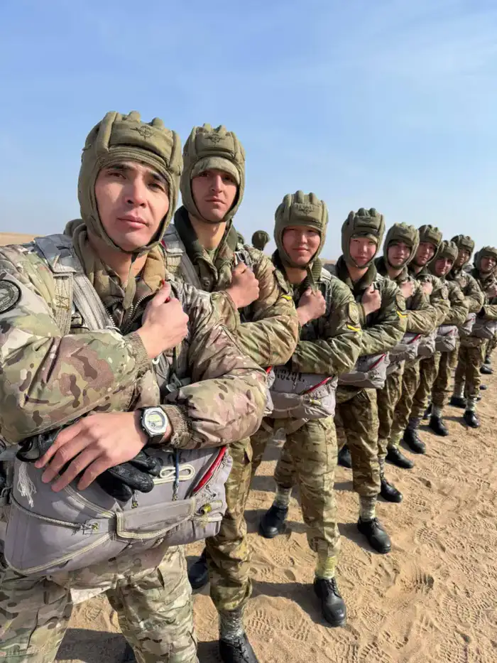 Первый шаг к небесам: курсанты военного института совершили свои первые прыжки с парашютом Уральске