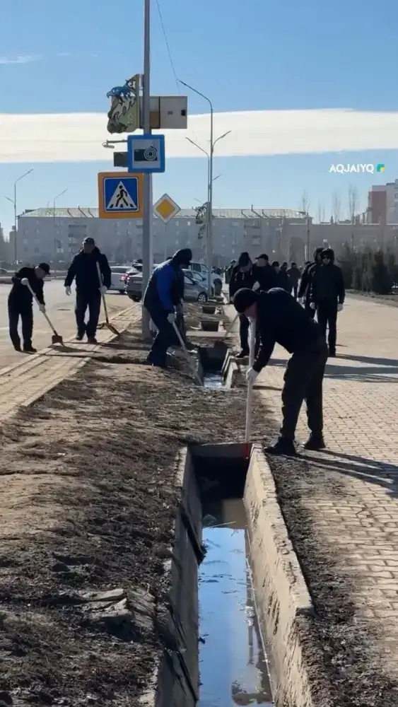В Уральске прошел первый общегородской субботник года с участием 300 человек Уральске