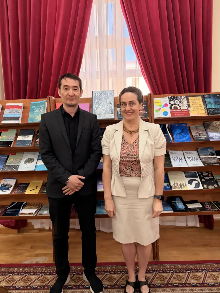 Генеральное консульство США передало фонду «Ғылым ордасы» уникальную коллекцию научных книг (2)