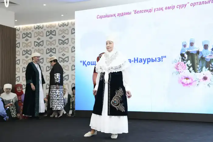 Традиции в моде: пенсионеры удивили показом одежды! Уральске