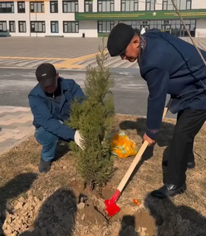 Посадка саженцев родителями в школах Келешек мектептері Уральске